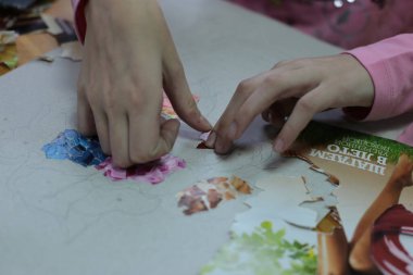 Nizhny Novgorod, Volga Bölgesi / Rusya - 4 Mart 2020: Güzel sanatlar, kesim ve yapıştırma figürleri, desenler veya renkli kağıt parçalarından resimler için ofiste çocukların ders uygulamaları