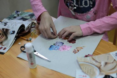 Nizhny Novgorod, Volga Bölgesi / Rusya - 4 Mart 2020: Güzel sanatlar, kesim ve yapıştırma figürleri, desenler veya renkli kağıt parçalarından resimler için ofiste çocukların ders uygulamaları