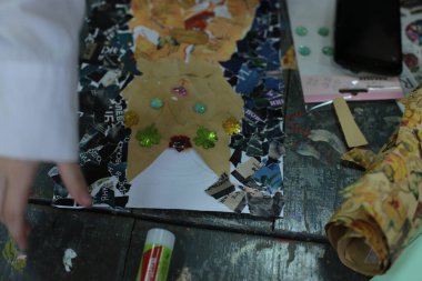 Nizhny Novgorod, Volga Bölgesi / Rusya - 4 Mart 2020: Güzel sanatlar, kesim ve yapıştırma figürleri, desenler veya renkli kağıt parçalarından resimler için ofiste çocukların ders uygulamaları