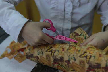 Nizhny Novgorod, Volga Bölgesi / Rusya - 4 Mart 2020: Güzel sanatlar, kesim ve yapıştırma figürleri, desenler veya renkli kağıt parçalarından resimler için ofiste çocukların ders uygulamaları