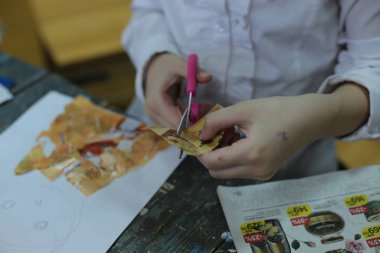 Nizhny Novgorod, Volga Bölgesi / Rusya - 4 Mart 2020: Güzel sanatlar, kesim ve yapıştırma figürleri, desenler veya renkli kağıt parçalarından resimler için ofiste çocukların ders uygulamaları