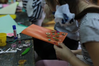 Nizhny Novgorod, Volga Bölgesi / Rusya - 4 Mart 2020: Güzel sanatlar, kesim ve yapıştırma figürleri, desenler veya renkli kağıt parçalarından resimler için ofiste çocukların ders uygulamaları