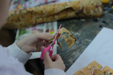 Nizhny Novgorod, Volga Bölgesi / Rusya - 4 Mart 2020: Güzel sanatlar, kesim ve yapıştırma figürleri, desenler veya renkli kağıt parçalarından resimler için ofiste çocukların ders uygulamaları