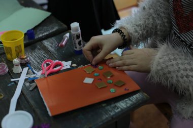 Nizhny Novgorod, Volga Bölgesi / Rusya - 4 Mart 2020: Güzel sanatlar, kesim ve yapıştırma figürleri, desenler veya renkli kağıt parçalarından resimler için ofiste çocukların ders uygulamaları