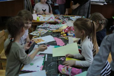 Nizhny Novgorod, Volga Bölgesi / Rusya - 4 Mart 2020: Güzel sanatlar, kesim ve yapıştırma figürleri, desenler veya renkli kağıt parçalarından resimler için ofiste çocukların ders uygulamaları