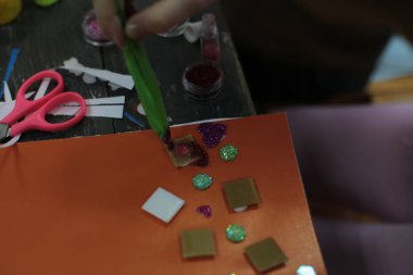 Nizhny Novgorod, Volga Bölgesi / Rusya - 4 Mart 2020: Güzel sanatlar, kesim ve yapıştırma figürleri, desenler veya renkli kağıt parçalarından resimler için ofiste çocukların ders uygulamaları