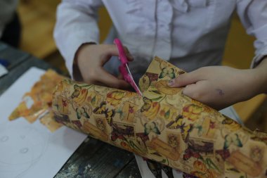 Nizhny Novgorod, Volga Bölgesi / Rusya - 4 Mart 2020: Güzel sanatlar, kesim ve yapıştırma figürleri, desenler veya renkli kağıt parçalarından resimler için ofiste çocukların ders uygulamaları