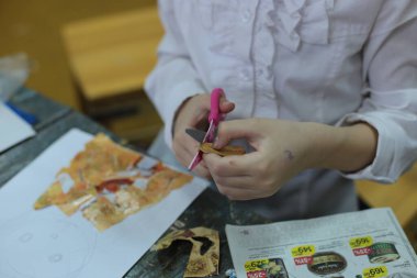 Nizhny Novgorod, Volga Bölgesi / Rusya - 4 Mart 2020: Güzel sanatlar, kesim ve yapıştırma figürleri, desenler veya renkli kağıt parçalarından resimler için ofiste çocukların ders uygulamaları