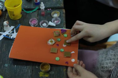 Nizhny Novgorod, Volga Bölgesi / Rusya - 4 Mart 2020: Güzel sanatlar, kesim ve yapıştırma figürleri, desenler veya renkli kağıt parçalarından resimler için ofiste çocukların ders uygulamaları