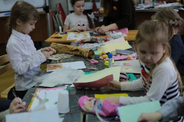 Nizhny Novgorod, Volga Bölgesi / Rusya - 4 Mart 2020: Güzel sanatlar, kesim ve yapıştırma figürleri, desenler veya renkli kağıt parçalarından resimler için ofiste çocukların ders uygulamaları