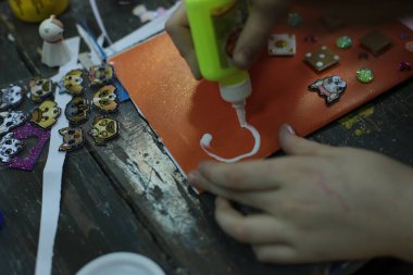 Nizhny Novgorod, Volga Bölgesi / Rusya - 4 Mart 2020: Güzel sanatlar, kesim ve yapıştırma figürleri, desenler veya renkli kağıt parçalarından resimler için ofiste çocukların ders uygulamaları