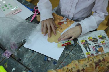 Nizhny Novgorod, Volga Bölgesi / Rusya - 4 Mart 2020: Güzel sanatlar, kesim ve yapıştırma figürleri, desenler veya renkli kağıt parçalarından resimler için ofiste çocukların ders uygulamaları