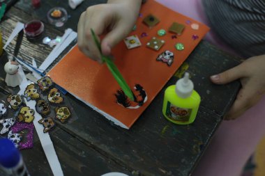 Nizhny Novgorod, Volga Bölgesi / Rusya - 4 Mart 2020: Güzel sanatlar, kesim ve yapıştırma figürleri, desenler veya renkli kağıt parçalarından resimler için ofiste çocukların ders uygulamaları