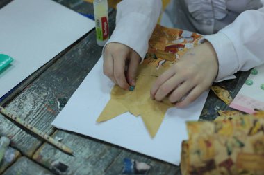 Nizhny Novgorod, Volga Bölgesi / Rusya - 4 Mart 2020: Güzel sanatlar, kesim ve yapıştırma figürleri, desenler veya renkli kağıt parçalarından resimler için ofiste çocukların ders uygulamaları