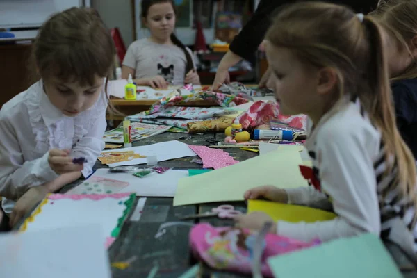 Nizhny Novgorod, Volga Bölgesi / Rusya - 4 Mart 2020: Güzel sanatlar, kesim ve yapıştırma figürleri, desenler veya renkli kağıt parçalarından resimler için ofiste çocukların ders uygulamaları