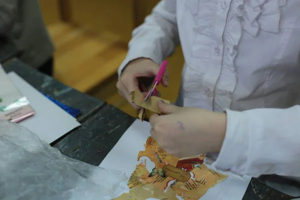ニジニノヴゴロド ヴォルガ地方 ロシア 2020年3月4日 カラフルな紙の作品からフィギュア パターン または全体の写真を切り取り 貼り付ける美術のためのオフィスで子供のレッスンアプリケーションの手 — ストック写真