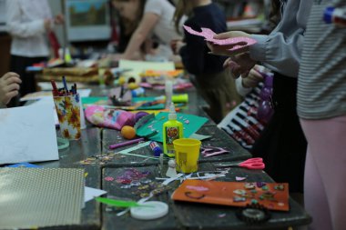 Nizhny Novgorod, Volga Bölgesi / Rusya - 4 Mart 2020: Güzel sanatlar, kesim ve yapıştırma figürleri, desenler veya renkli kağıt parçalarından resimler için ofiste çocukların ders uygulamaları