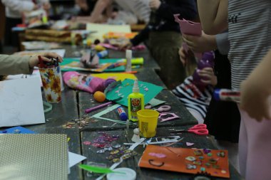 Nizhny Novgorod, Volga Bölgesi / Rusya - 4 Mart 2020: Güzel sanatlar, kesim ve yapıştırma figürleri, desenler veya renkli kağıt parçalarından resimler için ofiste çocukların ders uygulamaları