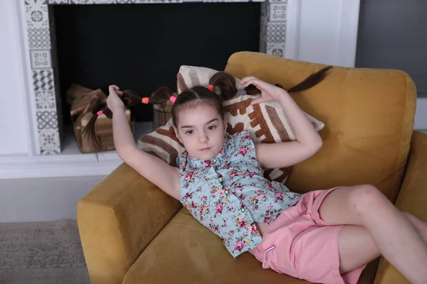 Portrait Une Jeune Fille Drôle Sept Ans Avec Une Coiffure — Photo