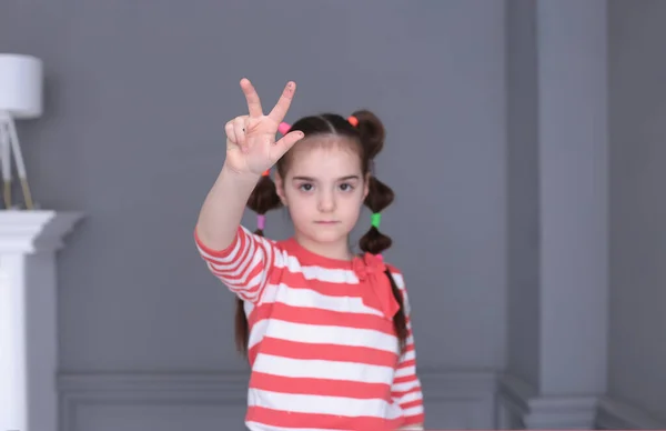 Retrato Uma Jovem Garota Engraçada Sete Anos Idade Com Penteado — Fotografia de Stock