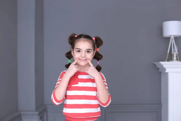 Portrait Une Jeune Fille Drôle Sept Ans Avec Une Coiffure — Photo