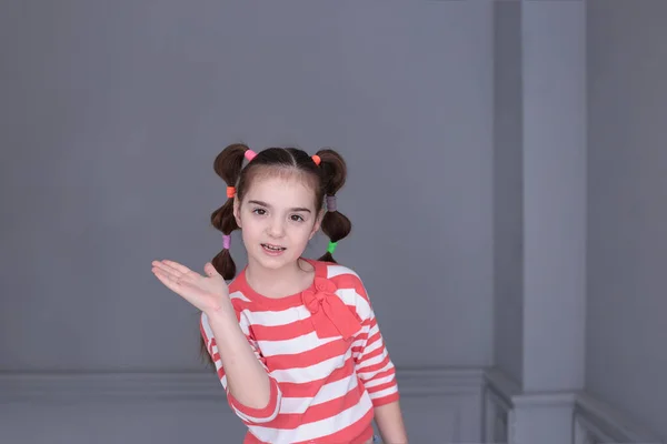 Portrait Une Jeune Fille Drôle Sept Ans Avec Une Coiffure — Photo