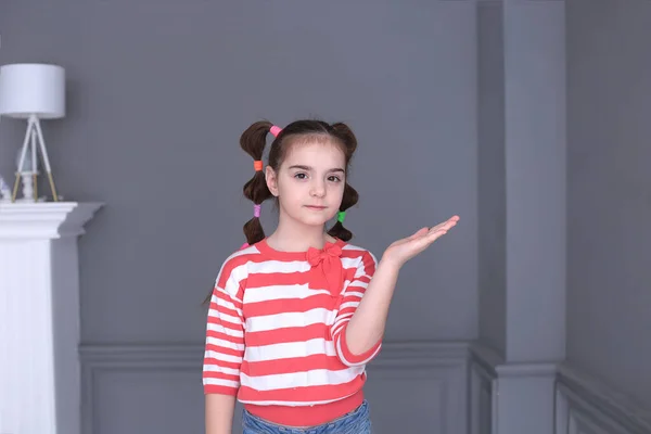 Portrait Une Jeune Fille Drôle Sept Ans Avec Une Coiffure — Photo