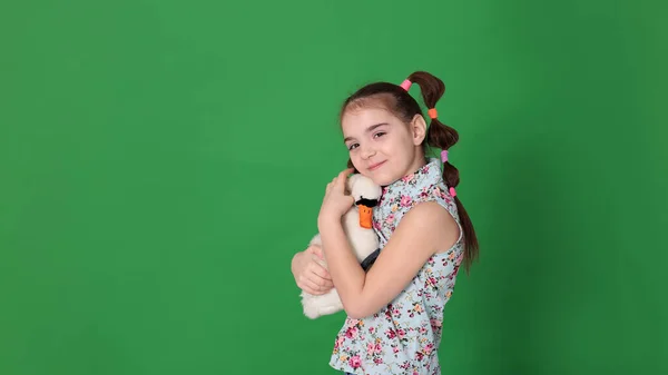 Menina Engraçada Oito Anos Com Corte Cabelo Engraçado Uma Blusa — Fotografia de Stock