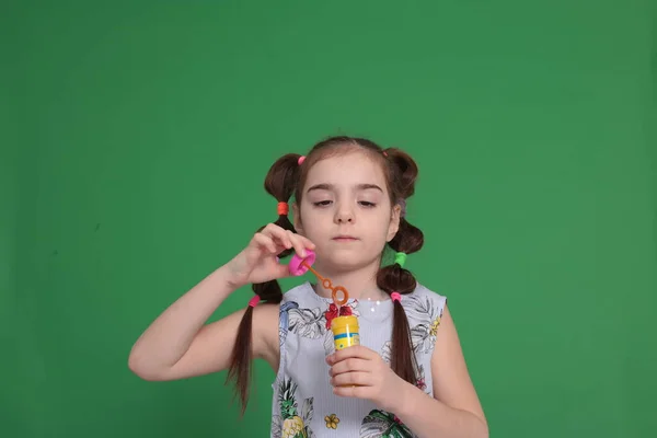 Menina Engraçada Oito Anos Idade Com Penteado Engraçado Uma Blusa — Fotografia de Stock