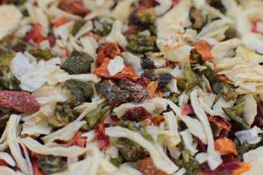 Kurutulmuş soğan, domates, kırmızı ve yeşil biber baharatlarının makro fotoğraf arkaplan karışımı