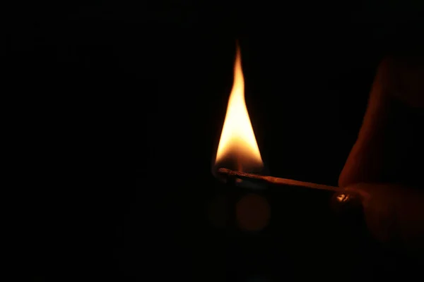 Een Sterretje Aansteken Met Een Brandende Lucifer — Stockfoto