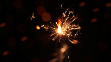 Neşeli maytap ve bir sürü kıvılcım saçan makro fotoğraf.