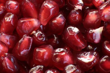 Sulu, olgun nar tohumlarının Macro fotoğrafı, parlak bordo yemek arkaplanı.