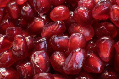 Sulu, olgun nar tohumlarının Macro fotoğrafı, parlak bordo yemek arkaplanı.