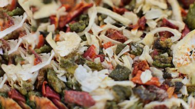 Kurutulmuş soğan, domates, kırmızı ve yeşil biber baharatlarının makro fotoğraf arkaplan karışımı