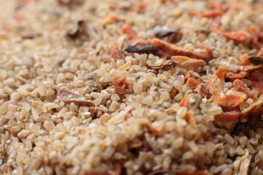 Makro fotoğraf arkaplan kuru karışım yulaf lapası ile yulaf mantarı ve kurutulmuş havuç.