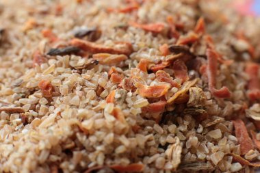 Makro fotoğraf arkaplan kuru karışım yulaf lapası ile yulaf mantarı ve kurutulmuş havuç.