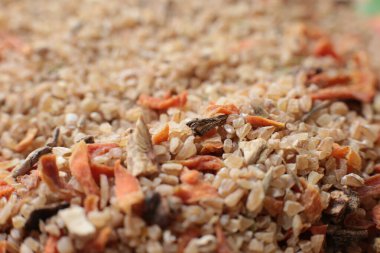 Makro fotoğraf arkaplan kuru karışım yulaf lapası ile yulaf mantarı ve kurutulmuş havuç.