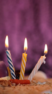 Üzüntü ve özlem mumu. Festivalsel yangın makro arkaplanı.