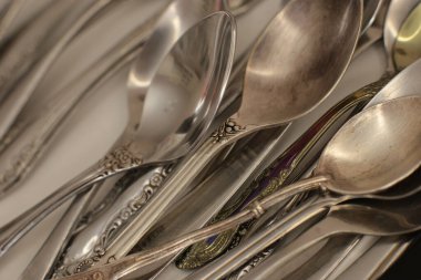 Günlük kullanım için temiz mutfak aletleri, beyaz masa arkasındaki boş tabaklar.