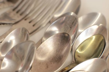 Günlük kullanım için temiz mutfak aletleri, beyaz masa arkasındaki boş tabaklar.