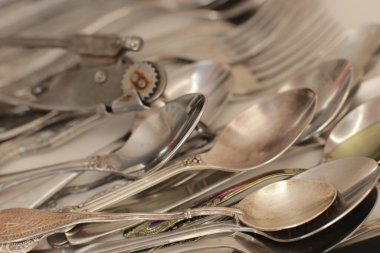 Günlük kullanım için temiz mutfak aletleri, beyaz masa arkasındaki boş tabaklar.