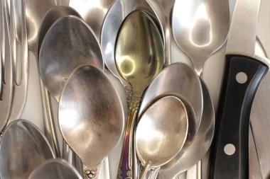 Günlük kullanım için temiz mutfak aletleri, beyaz masa arkasındaki boş tabaklar.