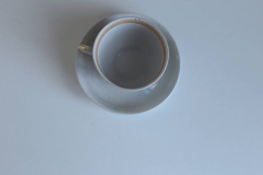 Günlük kullanım için temiz mutfak aletleri, beyaz masa arkasındaki boş tabaklar.