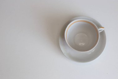 Günlük kullanım için temiz mutfak aletleri, beyaz masa arkasındaki boş tabaklar.
