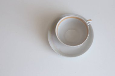 Günlük kullanım için temiz mutfak aletleri, beyaz masa arkasındaki boş tabaklar.