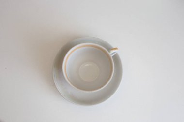 Günlük kullanım için temiz mutfak aletleri, beyaz masa arkasındaki boş tabaklar.