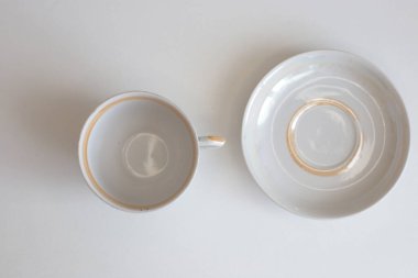 Günlük kullanım için temiz mutfak aletleri, beyaz masa arkasındaki boş tabaklar.