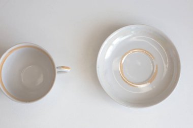 Günlük kullanım için temiz mutfak aletleri, beyaz masa arkasındaki boş tabaklar.