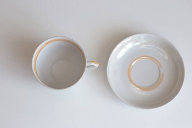 Günlük kullanım için temiz mutfak aletleri, beyaz masa arkasındaki boş tabaklar.